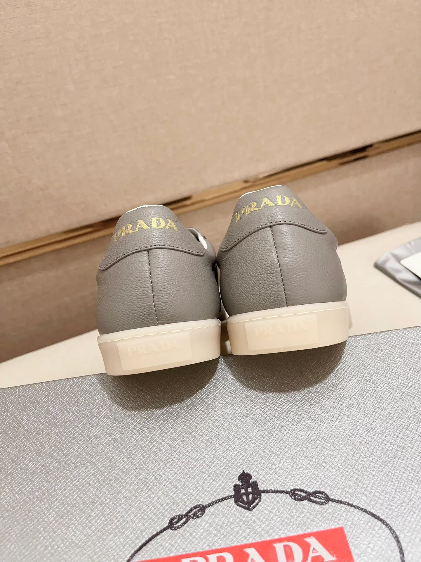 Men's Men's Shoes 💰 500💰 ✔️✔️✔️Higher version High-quality new PRADA (Prada) counters are launched simultaneously. The new men's shoes and 😘fabrics are made of high-tech glue-making technology. Lining: Full cowhide lining. 👍🏿 High-end ☄️ air-cushion molded anti-slip rubber outsole, exquisite lines, simple and elegant, comfortable and high-end for leisure travel. Code number: 38 to 44 (45 can be customized and cannot be returned or exchanged)